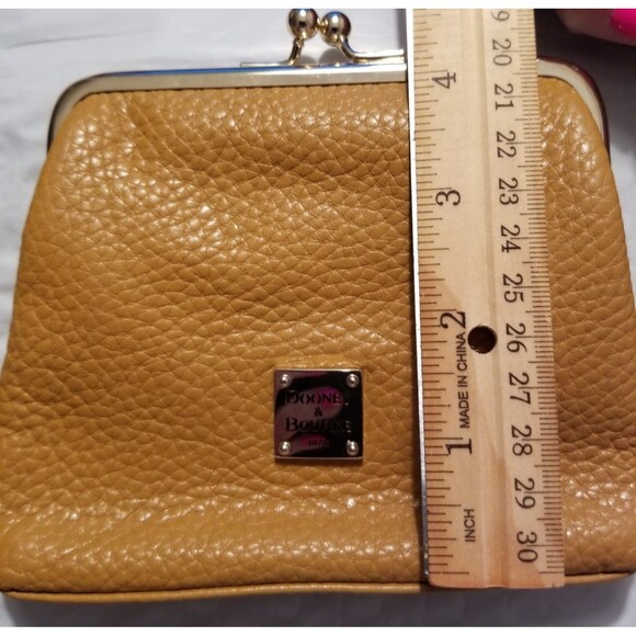 Dooney & Bourke Pebbled Leather Framed Kisslock Card & Coin Holder Large Toffee - Picture 3 of 5